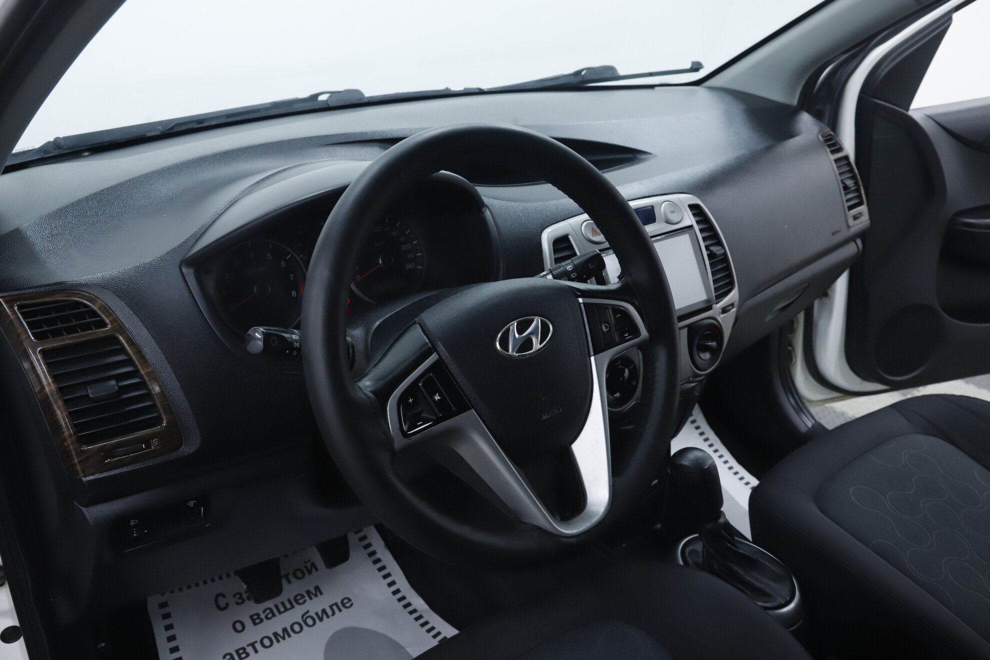 Hyundai i20, I, 2009 фото 8
